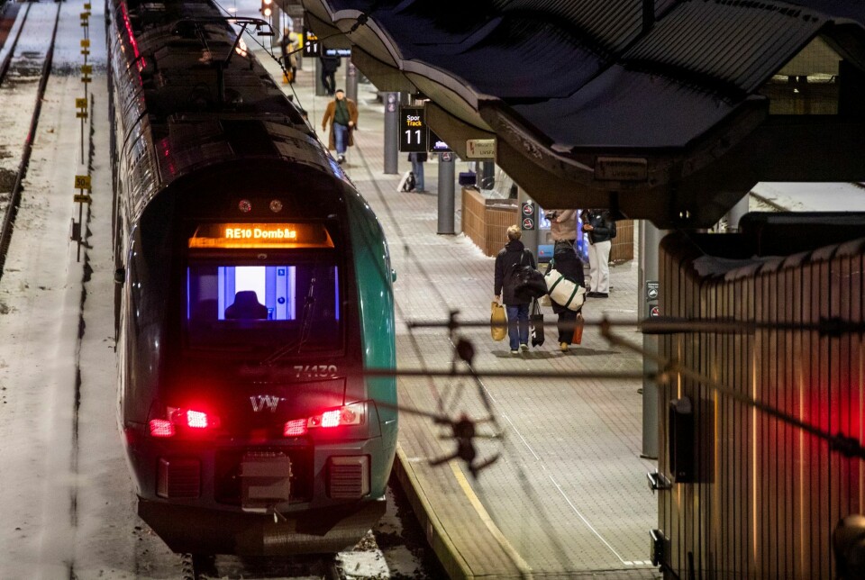 KI skal overvåke jernbanen over tid. Det kan forhåpentligvis bidra til at togene går når de skal. Bilde av tok på Oslo S.