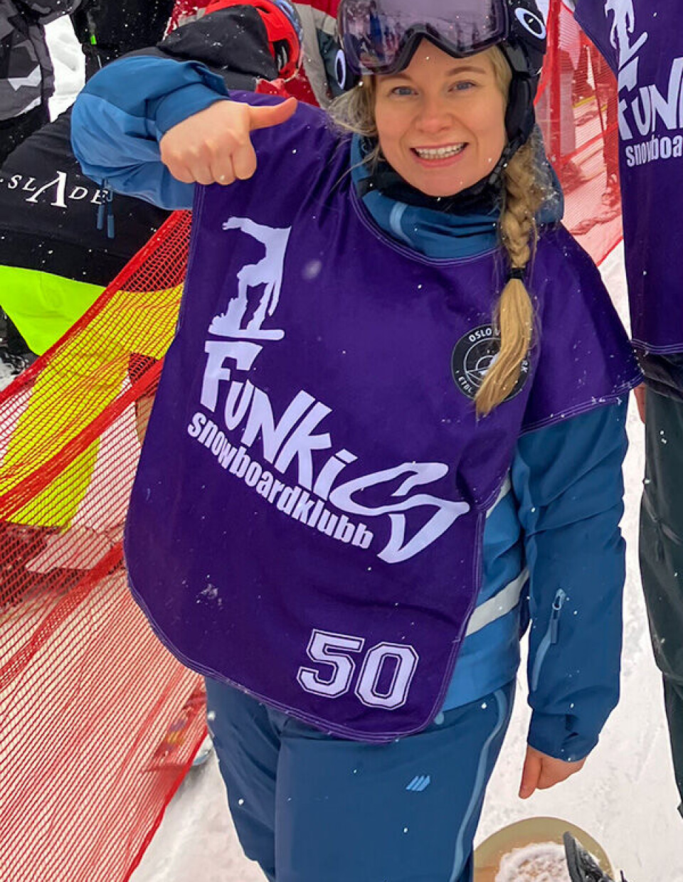 Å stå på snowboard igjen var heilt utenkeleg for Kristine. Brain Camp gav ho moglegheita til å prøve i trygge rammer. Nå har ho to sesongar bak seg som medlem i Funkis snowboardklubb. Kvinne med snowboard.