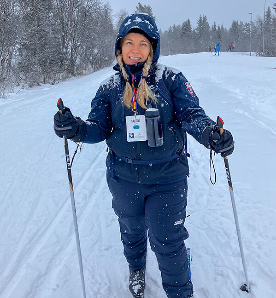 Aktivitetar som langrenn, kajakk og snowboard har fylt kvardagen med meining og meistring, fortel Kristine. Kvinne på ski