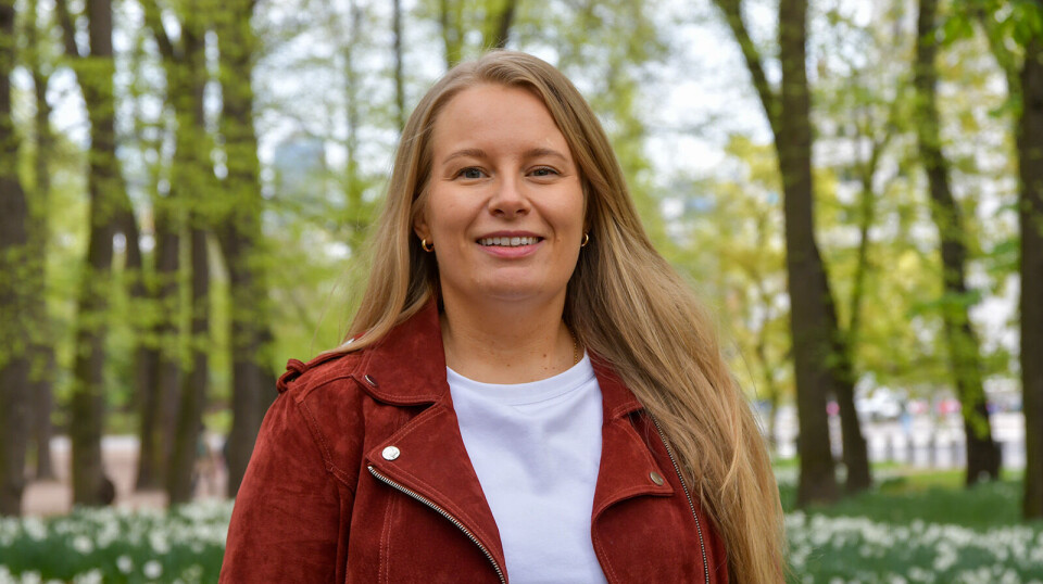 I åtte år var Kristine nærmast sengeliggande. Livet tok ikkje den retninga ho som 22 år gamal jusstudent drøymde om, men mykje takka vere Sunnaastiftelsens Brain Camp og mentorprogrammet der, har livet likevel blitt fint. Bilde av kvinne