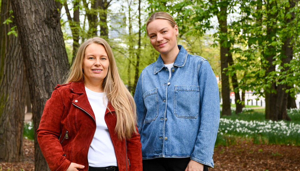 Kristine (til venstre) og Anine fekk begge hjerneskade tidleg i 20-åra. Dei har begge kjent på stigma av å ha ein hjerneskade som også pregar ein sterkt i sosiale situasjonar. To kvinner