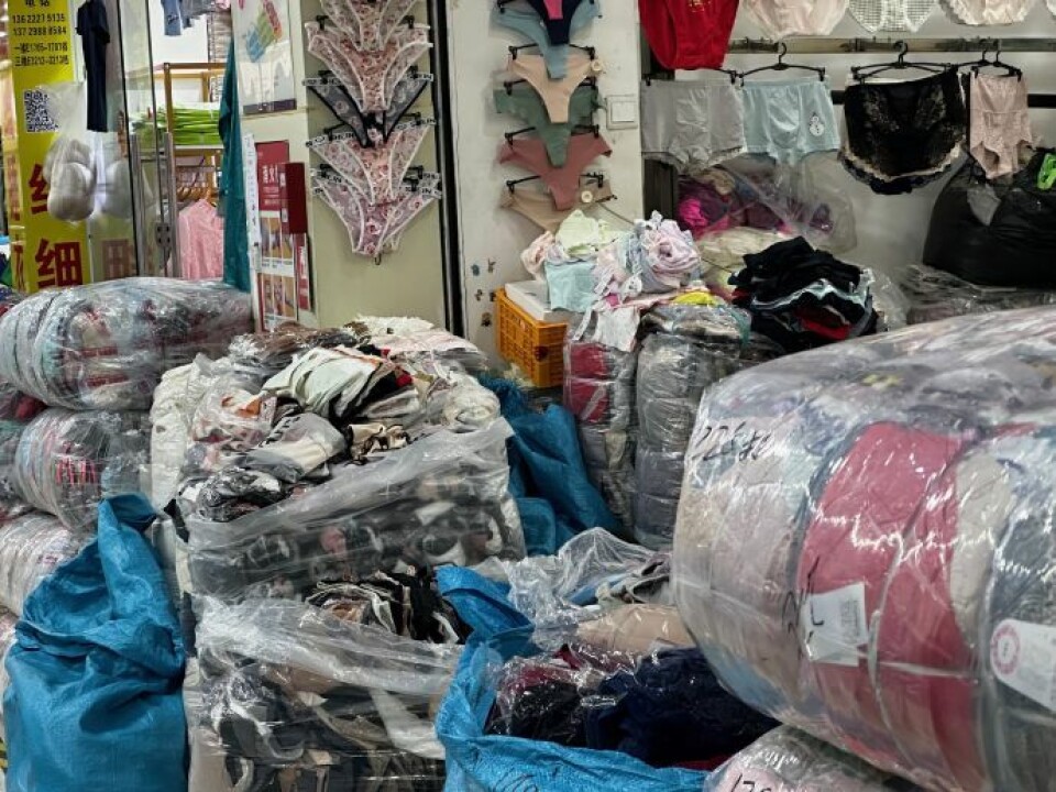 Klær fabrikkene har til overs etter produksjon for Shein, blir solgt på markedet i Guangzhou. Poser med klær
