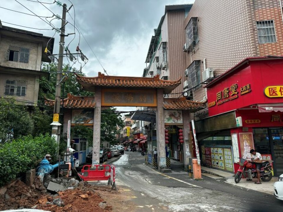 Varene til Shein blir produsert på fabrikker i Panyu-distriktet i storbyen Guangzhou i Kina, den såkalte Shein-landsbyen. Port inn til bydel i Kina.