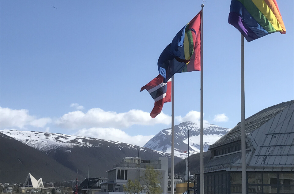 Flagging utanfor Rådhuset i Tromsø/Romsa