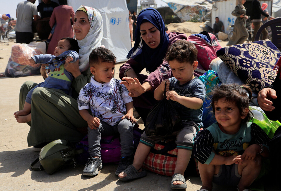 Palestinere flykter nå fra byen Khan Younis.