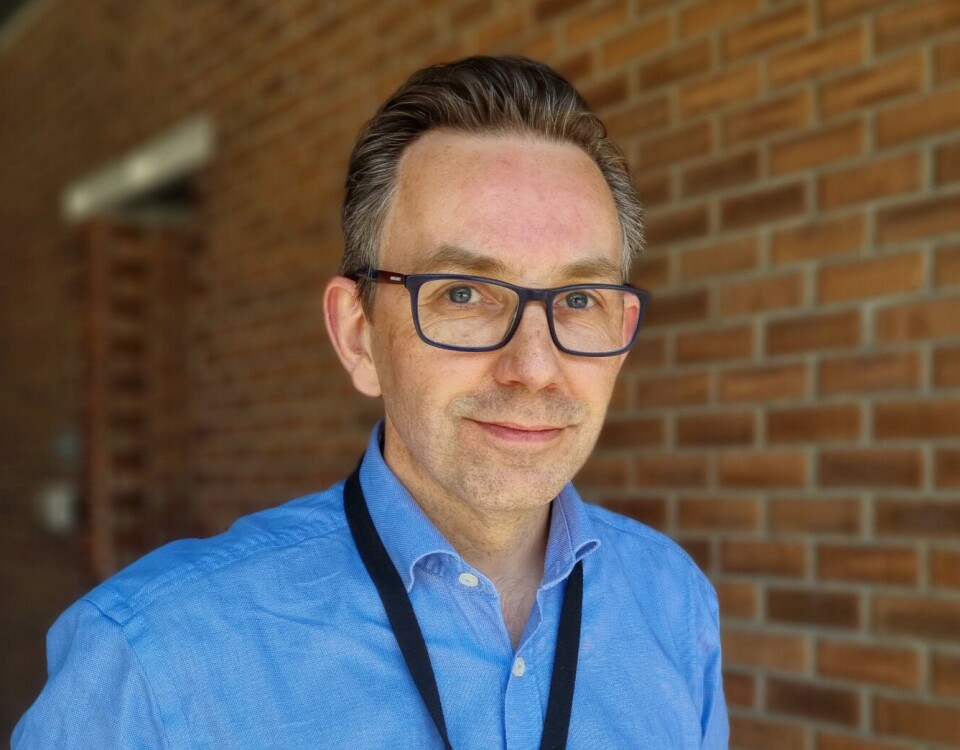Even Fossum forsker på antistoffer i blodet etter vaksine og smitte av influensa og covid-19 ved Folkehelseinstituttet. Nærbilde av mann med briller og blå skjorte.