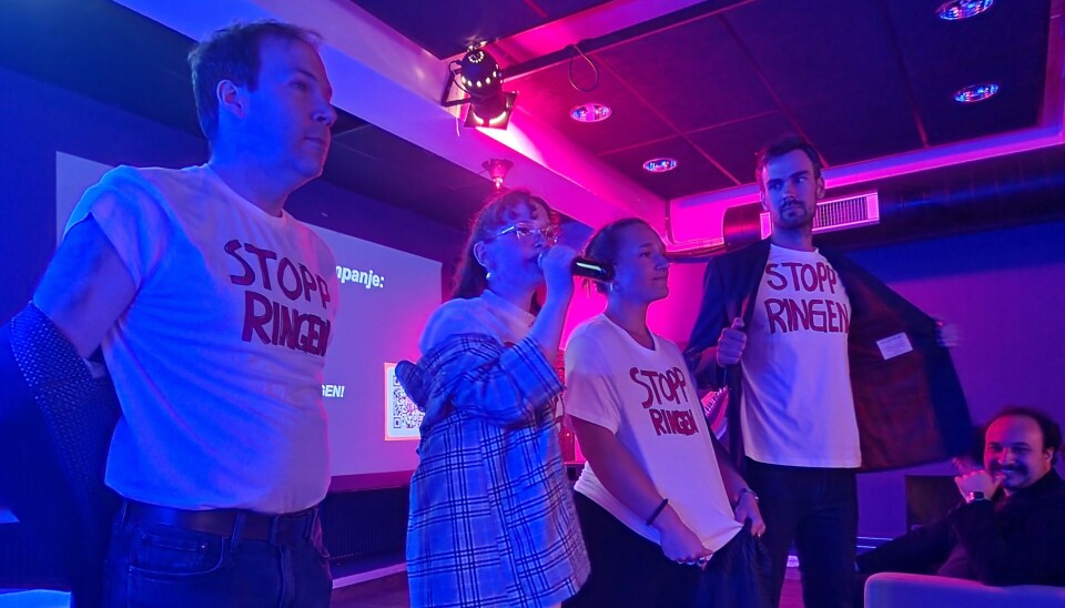 Konspirasjonen Ringen ble avslørt torsdag. Studenter i t-skjorte påtrykt Stopp ringen.