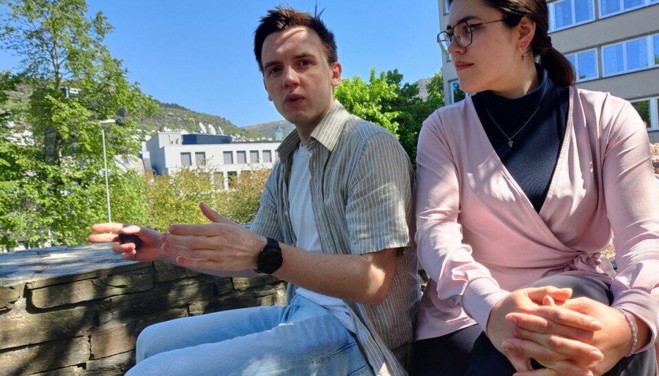Studentene Lars Bysheim og Maya Robbestad har begge mastergrad som mål. Studentene Lars Bysheim og Maya Robbestad mener at det sosiale er viktig for å gjennomføre studiene.