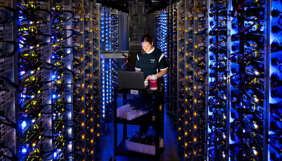 Datasentrene er fylt opp av servere med informasjon som kan sendes verden rundt. En ingeniør står ved en laptop, omringet av dataservere som lyser.