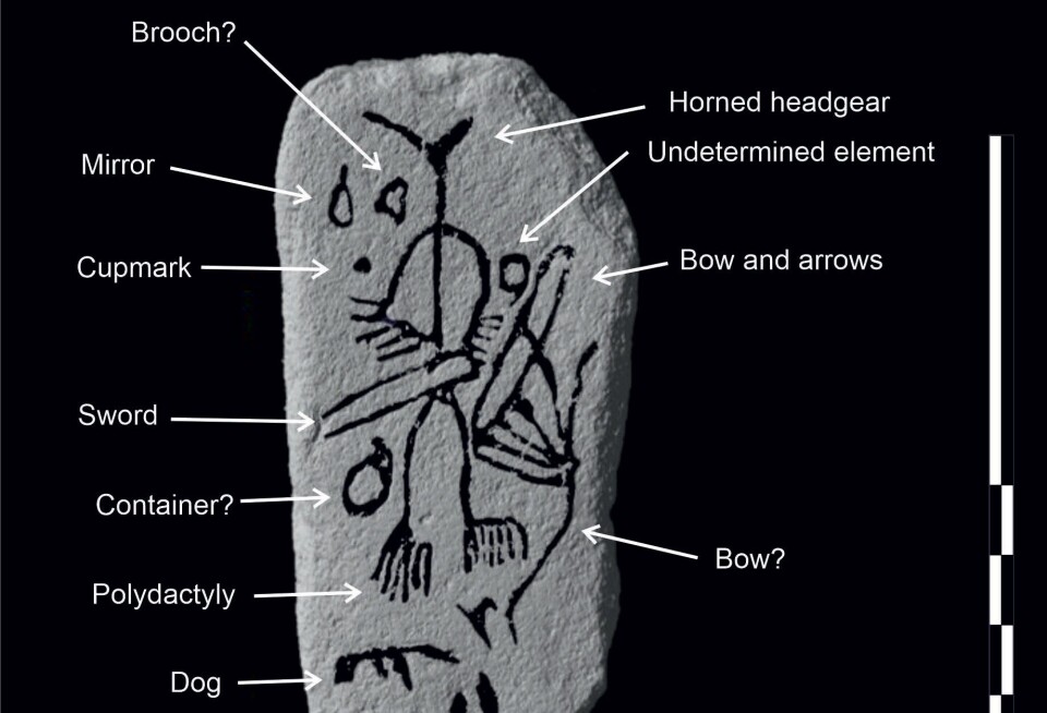 Her er figuren og rissene framhevet fra steinen, som man bare kan skimte på bildet over. Polydactyly betyr å ha flere tær enn det vanlige.