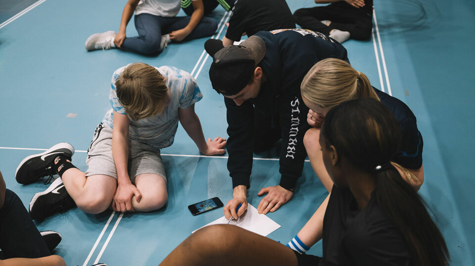 Forskarane understrekar at kroppsøving ikkje skal bli meir teoretisk fag av å endre pedagogisk tilnærming. Timane skal framleis vere i gymsal og utandørs. Forskinga viste at elevane framheva at dei var blitt betre til å samarbeide og kommunisere. Elever og lærer noterer på ark