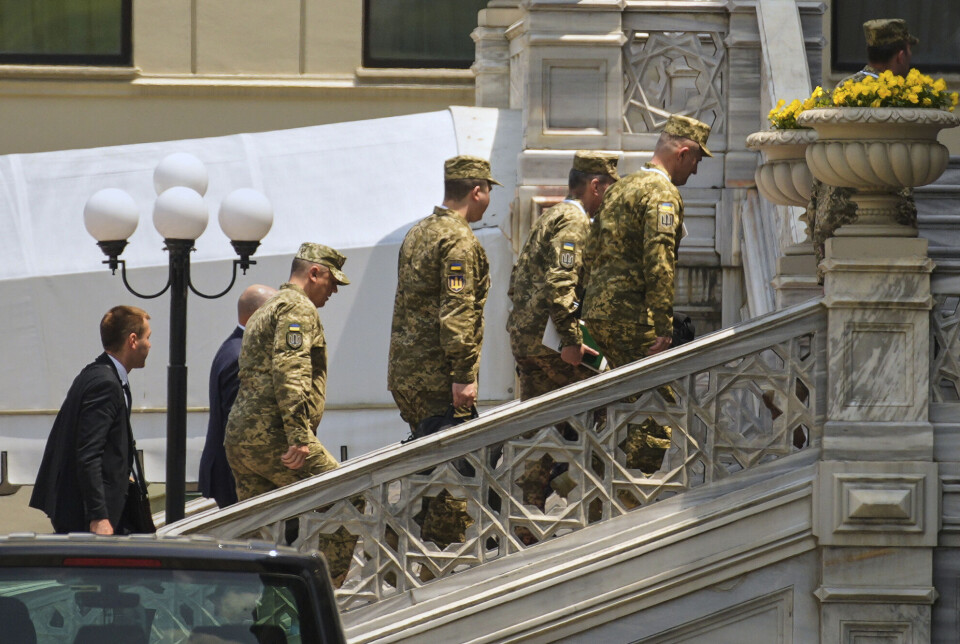 Medlemmer av Ukrainas delegasjon fotografert ved ankomst til Ciragan-palasset, der nye forhandlinger med Russland startet mandag.