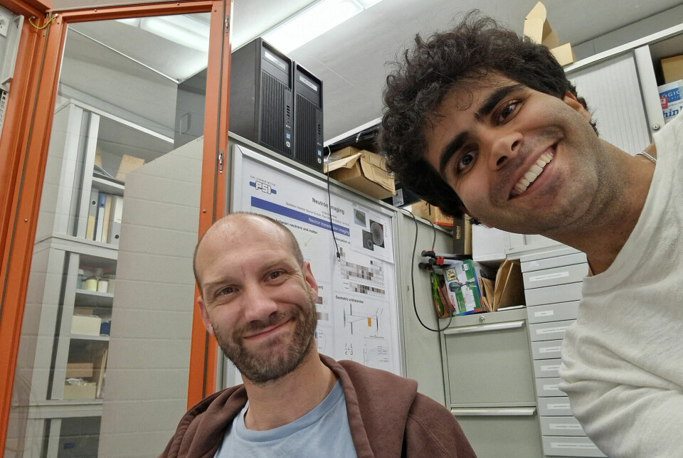 Paiman Shafabakhsh har brukt røntgen og nøytroner til å se hva som skjer i lavasteiner når CO2-gass pumpes inn. Her på kontrollrommet til PSI i Sveits med samarbeidspartner Benoit Cordonnier fra ESRF i Frankrike.