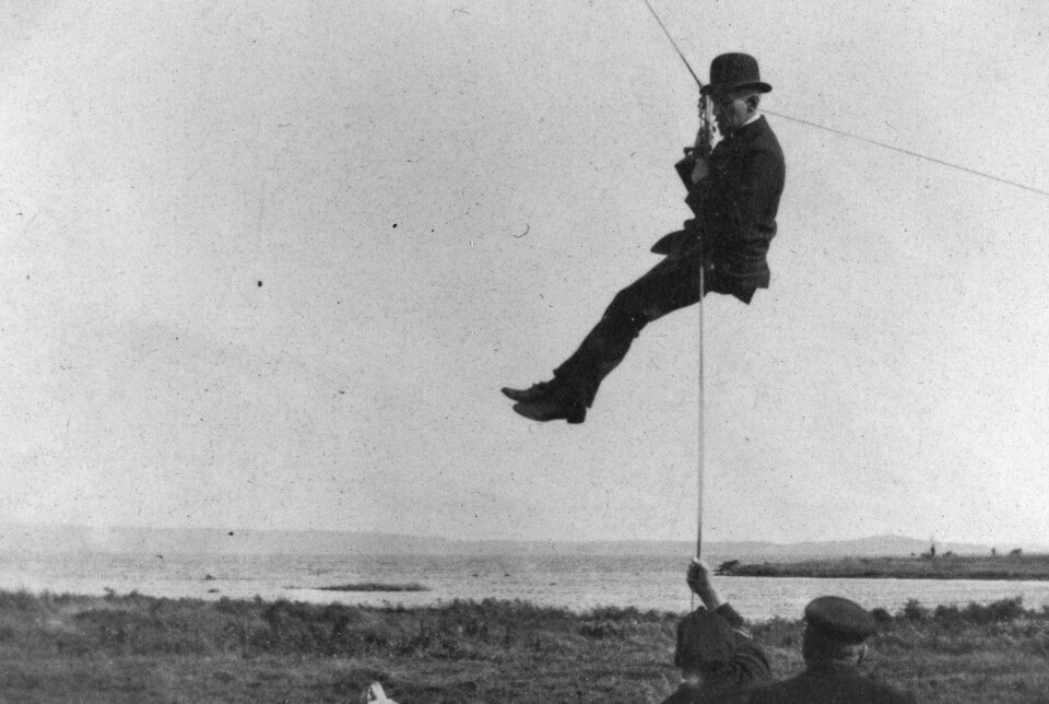 Roald Amundsen tester utstyr for å kunne å skue etter råker fra luften over «Fram».
