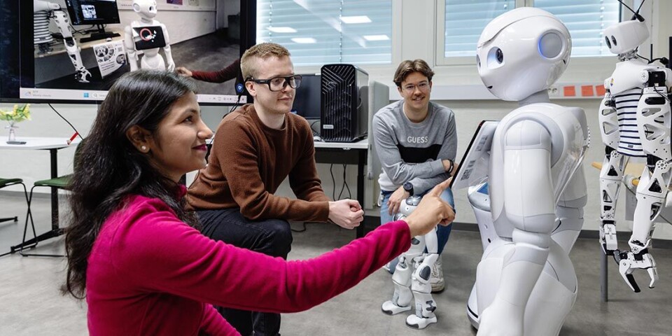 Pepper tar opp og lagrer all lyd. Dette kan være særlig nyttig for elever med lesevansker eller redusert hørsel. Her ser vi masterstudenter i Laboratorium for læringsteknologi ved NTNU Gjøvik.
