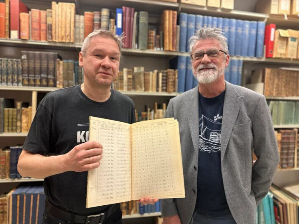 Havforsker Dmitry Divine (t.v.) har undersøkt arkivene til polarinstituttet og bidratt til et nytt datasett om vær og havis i Sørishavet. Polarbibliotekar Ivar Stokkeland (t.h.) sørger for at loggbøkene oppbevares trygt i arkivet.