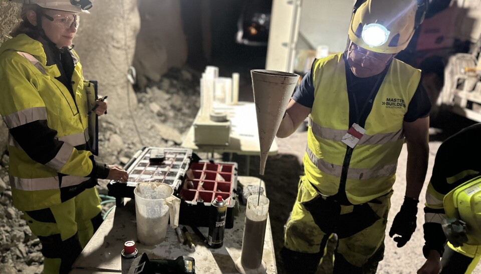 Seniorforsker Helene Strømsvik i Sintef følger med når Patrick Wahlstrand i Master Builder Solutions tester ut den riktige egenskapene til sementmassen.