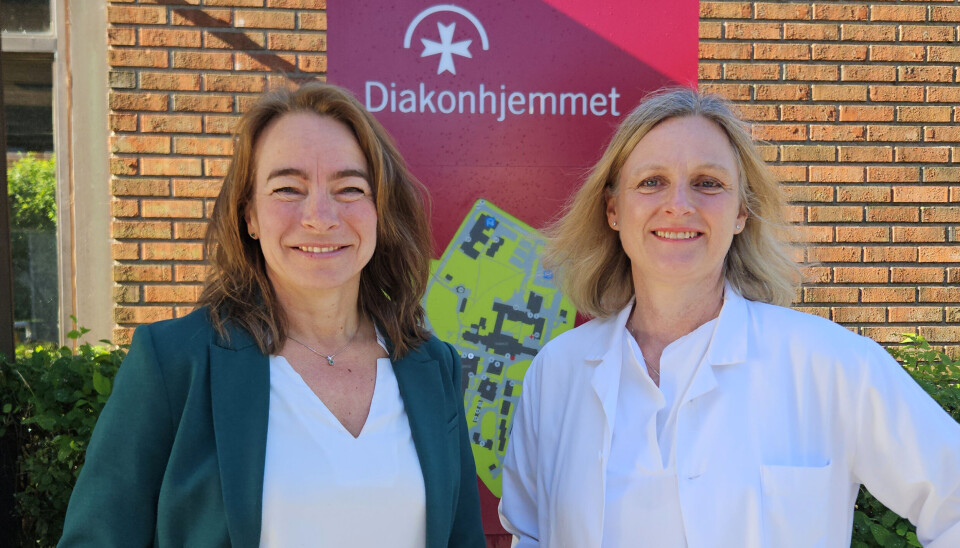 Professor Nina Østerås og overlege Inger Jorid Berg ved Diakonhjemmet sykehus har publisert den første studien som systematisk undersøker hvordan en digital og en pasientstyrt modell fungerer for pasientene og helsepersonell. To damer foran Diakonhjemmet sykehus.