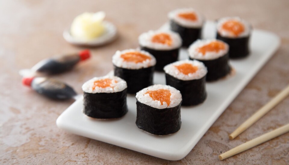 Det svarte papiret rundt sushien kalles nori – og er laget av tang. Sushi maki på et fat.