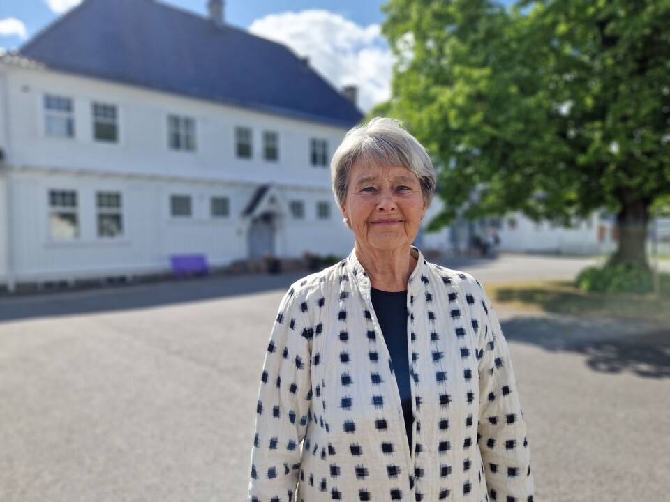 Randi Gaustad var faglig ansvarlig for utstillingen ved Nøstetangen glassmuseum og bidrar fortsatt med sin ekspertise. Museet i bakgrunnen. Kvinne foran museum.