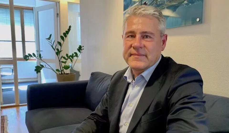 – Når det kommer såpass mange klager mot et lite miljø, burde noen instanser gått mer systematisk gjennom miljøet, mener advokat Gorm Grammeltvedt. Han ledet i mange år arbeidet med tilsynssaker i Helsetilsynet. Mann med grått hår, iført skjorte og mørk dressjakke, sitter i en mørk grå sofa og ser i kamera.