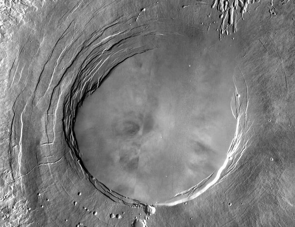 Slik ser krateret ut sett i tydelig detalj fra lufta, sett av Themis-kameraet på Mars Odyssey.