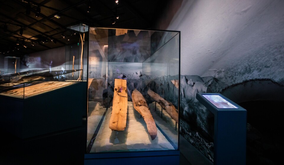 Og her er skien, med sin andre halvdel, i utstillingen «Frozen in time» ved Norsk Fjellsenter i Lom. Dette er det best bevarte forhistoriske skiparet i verden.