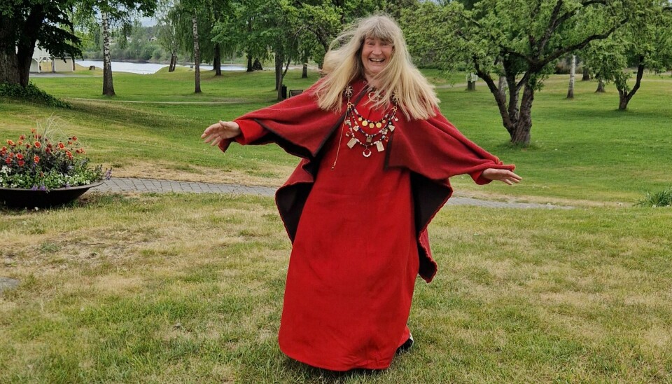 Lise Nilsen begynte allerede med perler som barn, med eplekjerner og treperler. Så kom hun i lære som sølvsmed, men til sin store skuffelse var det ingen interesse for glassperler i yrket.