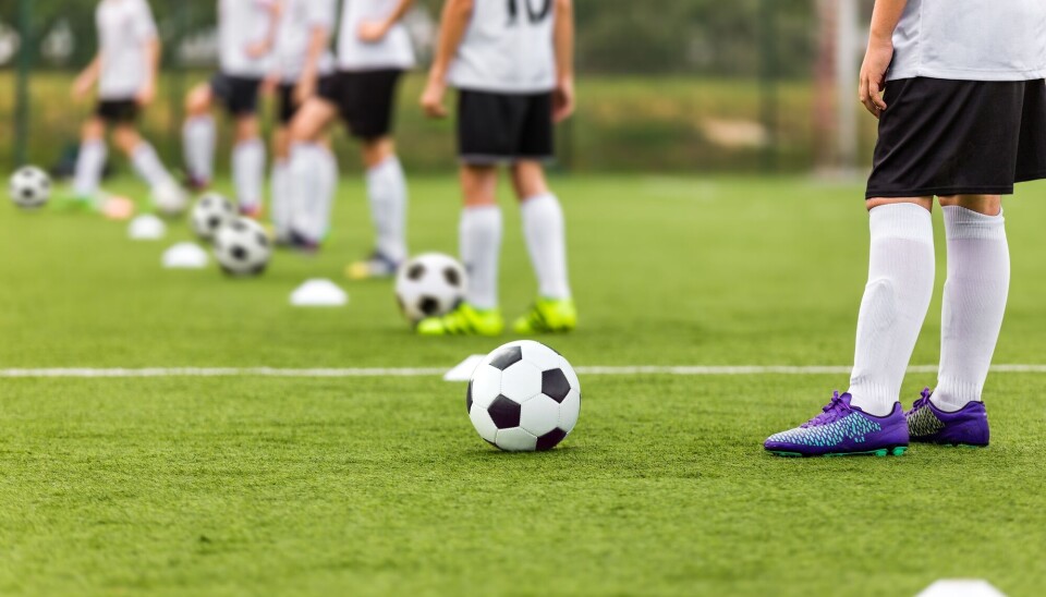 Fotball er den mest populære idretten blant norske barn. Derfor har den blitt representanten for fritidsaktivitet i budsjettet. Gutter med fotballsko og fotballer, trening på gress