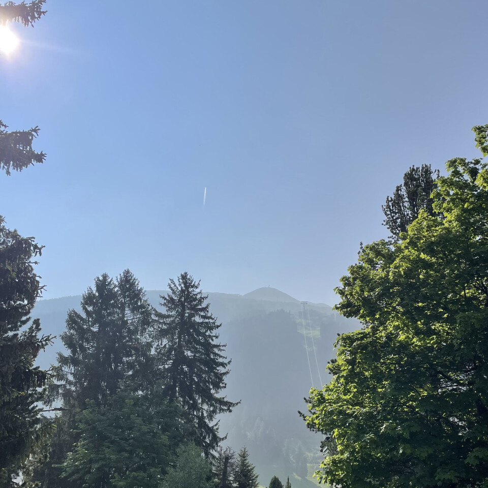 Tåkete utsikt fra Davos, Sveits.