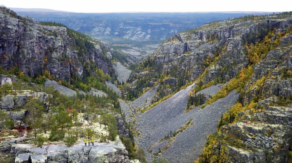 Resultatet av en naturkatastrofe mot slutten av siste istid: Jutulhogget er 2,4 kilometer langt og opp mot 240 meter dypt. Enorme mengder smeltevann grov seg gjennom fjellet og dannet Jutulhogget slik vi kjenner det i dag. Legg merke til de tre personene nede til venstre i bildet.