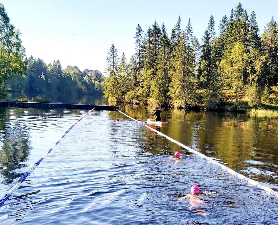 Det er noe helt annet å svømme i badebukse i et varmt basseng innendørs enn det er å ramle ut i en kald fjord, innsjø eller elv.