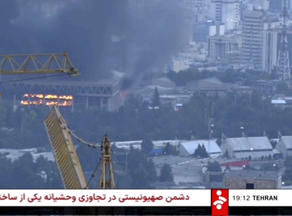 Dette stillbildet fra en video utgitt av iransk statlig TV viser nettverkets bygning i brann etter et israelsk droneangrep, 16. juni 2025, i Irans hovedstad Teheran.