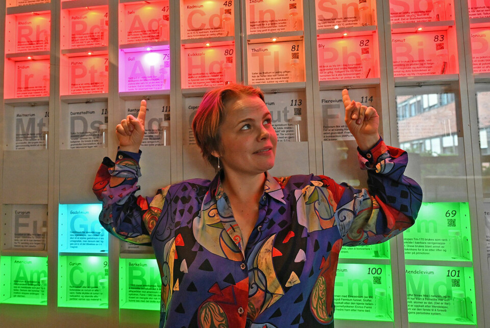 Bly - Pb - med atomnummer 82 mister noen ganger tre protoner i kjernen og blir til gull - Au - med atomnummer 79. Ida Storehaug peker ut grunnstoffene i det periodiske system.