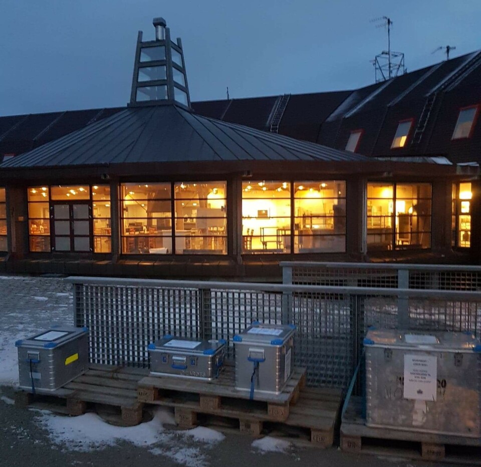 Musefeller er delt ut til innbyggere i Longyearbyen med oppfordring om at fangsten legges i zargokasser, slik at forskere kan undersøke musene for parasitten.