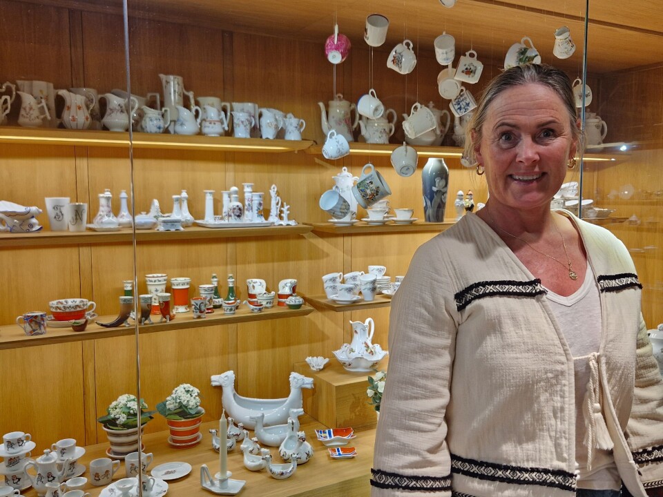 Ann-Kathrin Samuelsen er nærmest født på porselensfabrikken. Moren var designer der til hun var fem år. – Derfor er det ekstra morsomt å være tilbake i museet, sier hun. Kvinne foran porselenssamling.