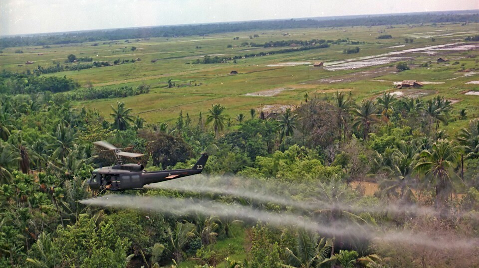 Bilde av et amerikansk helikopter som sprayer jungelen med Agent orange. Bildet er tatt i 1969.