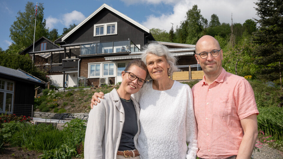 TETT FORHOLD: Marianne Torp Træthaug, Gerd Rindal og Jo Narve Træthaug foran huset de bor i alle sammen. Gerd bodde alene her før de to kjøpte det for noen år tilbake og bygde en ny leilighet til henne i tilknytning til huset. – Her er jeg trygg, og jeg er ikke bekymret for alderdommen på egne vegne, sier Gerd Rindal.