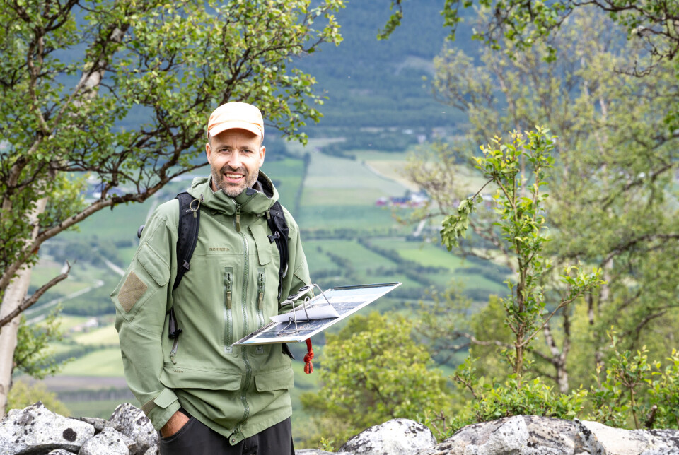 Magnus Stenbrenden er mye i skog og mark og kartlegger vegetasjon. I snitt kartlegger han to til tre kvadratkilometer per dag.