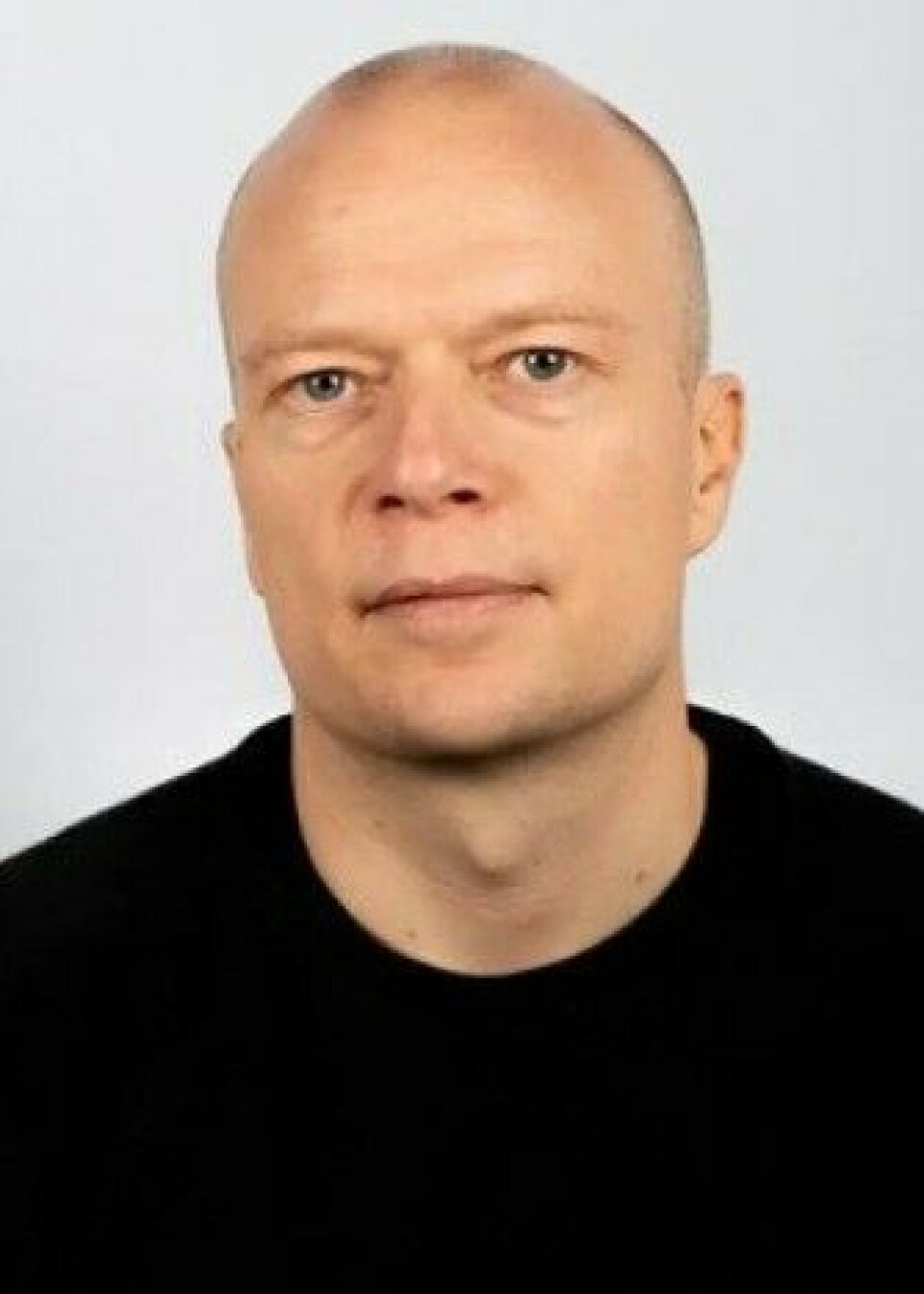 Jens Åström jobber med å overvåke insekter. Portrett.