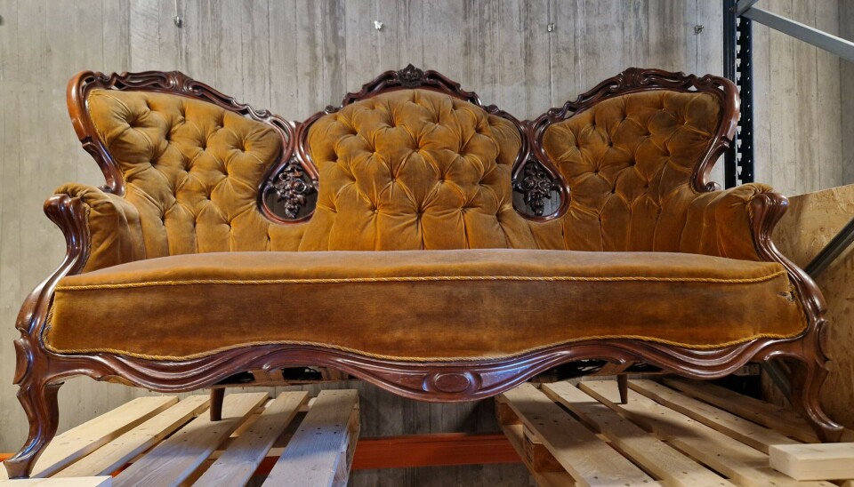 Denne sofaen havnet på Ibsenmuseet, men hadde den egentlig tilhørt Henrik Ibsen? Sofa i brun fløyel.