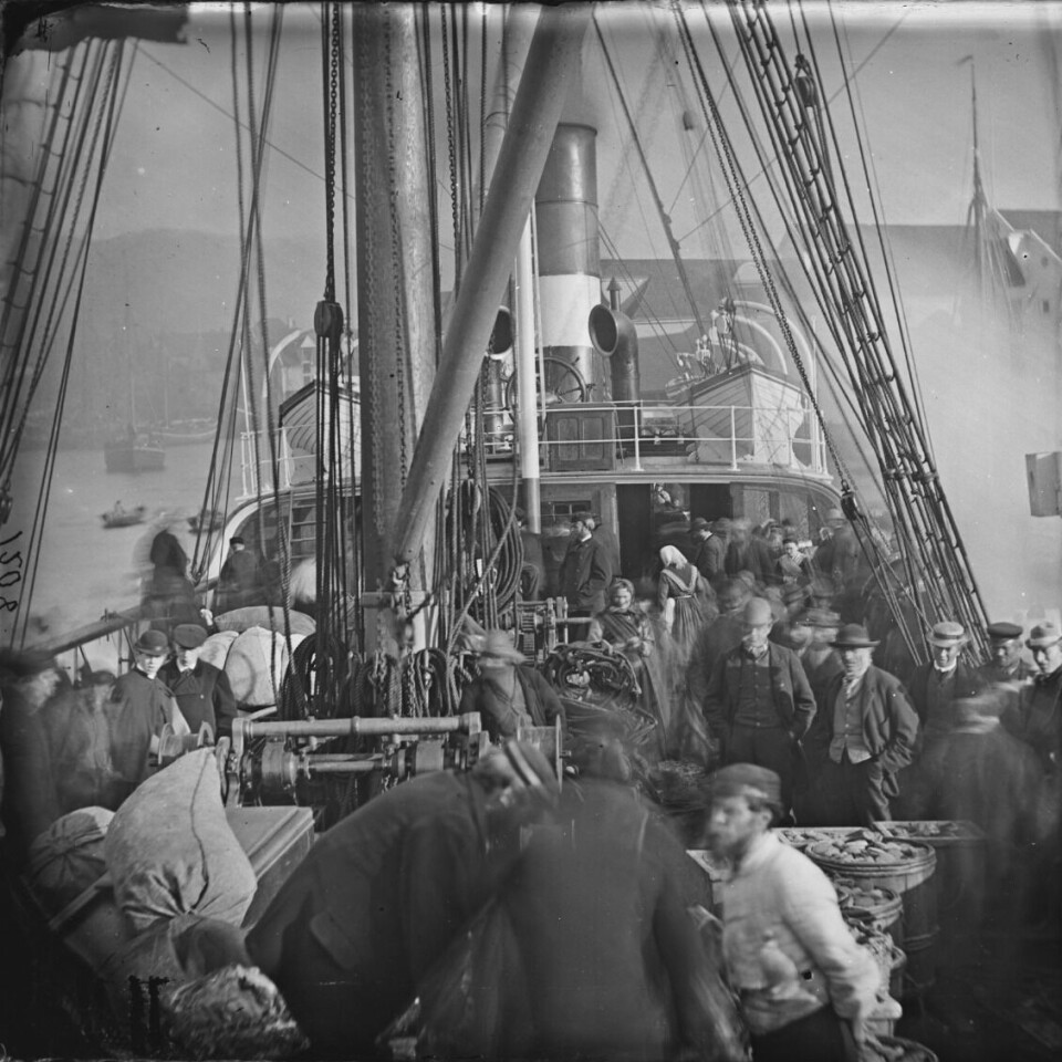 Utvandrerskip gjøres klart til å dra fra Bergen tidlig i 1870-årene.