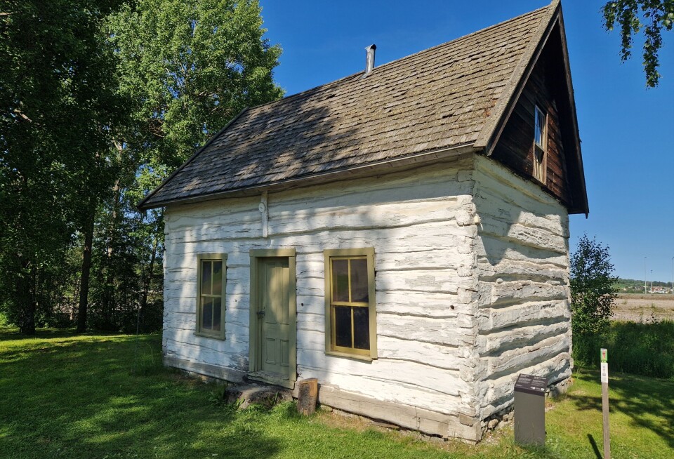 De norske utvandrerne bodde trangt de første årene på prærien. Dette huset er flyttet fra Midtvesten til Utvandrermuseet. Bilde av gammelt tømmerhus.