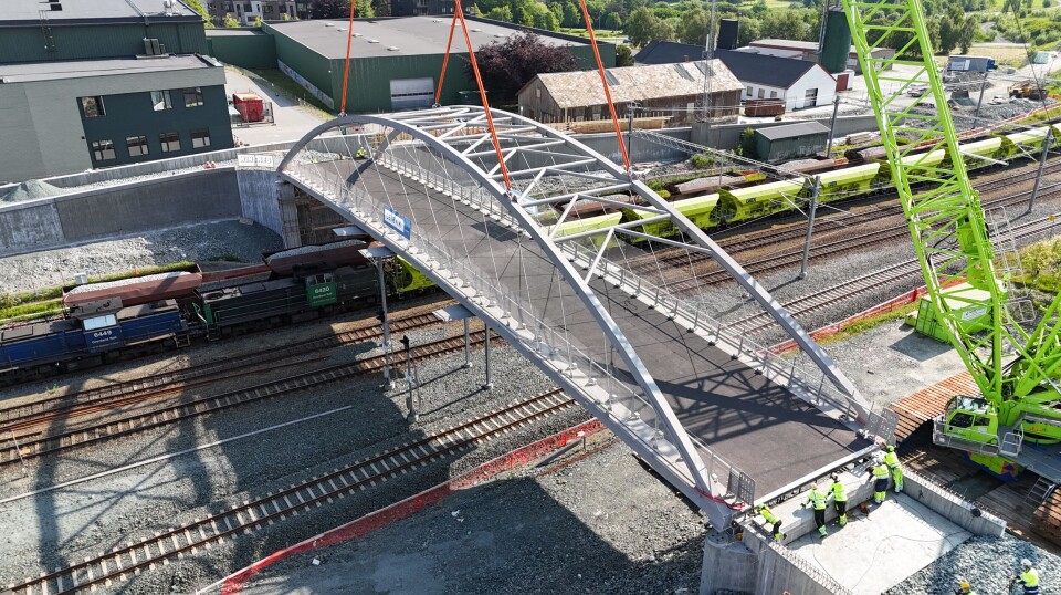 Hangarbrua er en gang- og sykkelbru som krysser jernbanen ved Leangen stasjon i Trondheim. Her er brua løftet på plass.