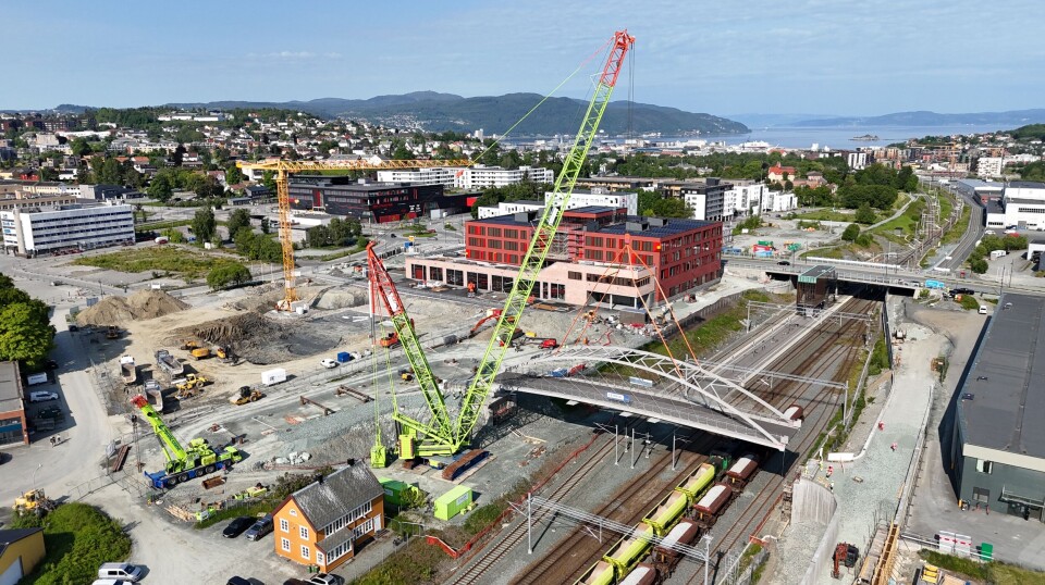 Her er Hangarbrua løftet på plass, ved hjelp av en 650 tonn tung heisekran.