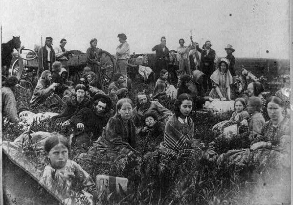Krigen rammet sivile som bodde spredt på gårder. Den rammet også dakota-stammer som ikke ble med i krigen. Bildet er fra 1862 og viser folk på flukt fra volden. Historisk bilde av sivile på prærien.
