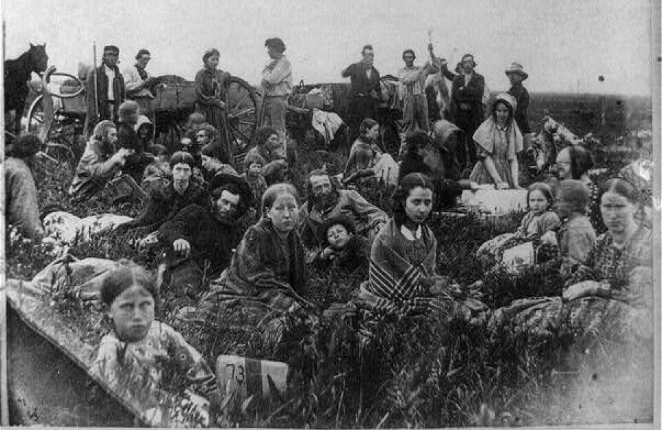 Krigen rammet sivile som bodde spredt på gårder. Den rammet dakota-stammer som ikke ble med i krigen. Bildet er fra 1862 og viser folk på flukt fra volden. Historisk bilde av sivile på prærien.