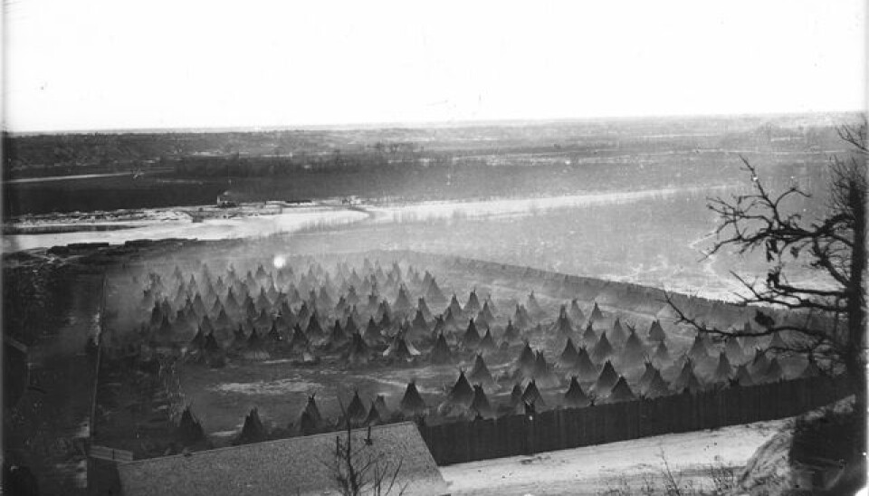 1600 dakotaer som deltok i krigen, men også mange som ikke gjorde det, ble internert på Fort Snelling i Minnesota. Mange døde av sult og sykdom. Bildet er fra 1862 eller 1863. Historisk bilde av inngjerdet urfolk-leir.