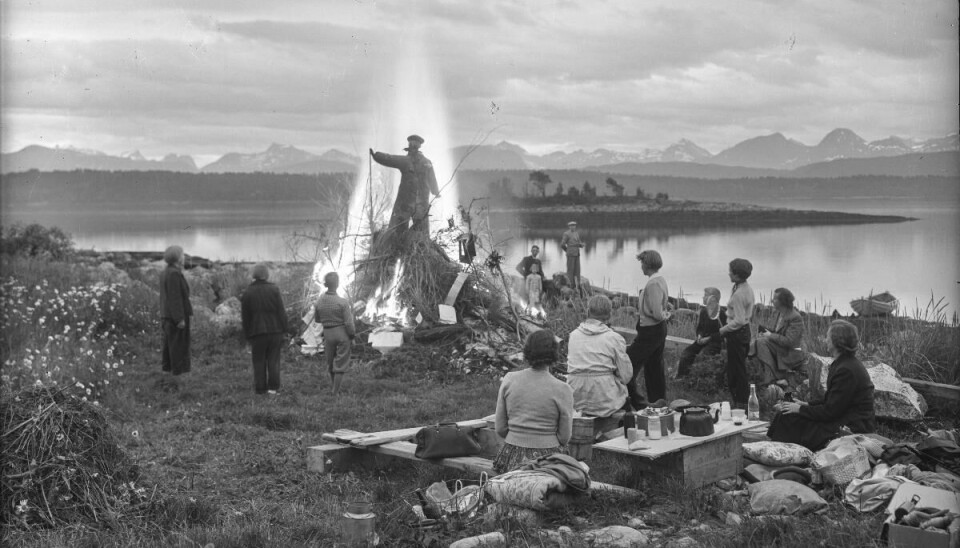 Sankthansfeiring fra Lergrovikneset i Romsdalsfjorden fra 1954. Sankthansfeiring fra Lergrovikneset i Romsdalsfjorden fra 1954.