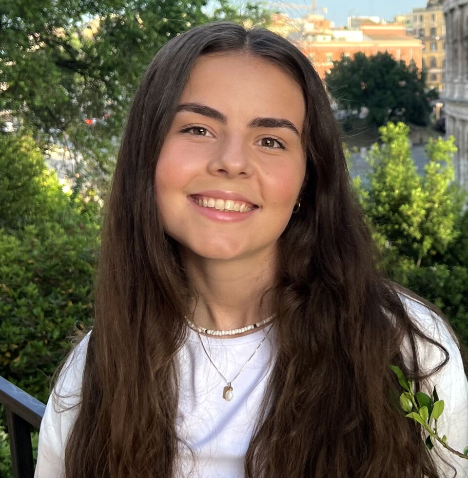 – Det er lettere å spørre oss enn professoren, sier Emma Nesdal Slinning. Hun er læringsassistent på sommerkurset i matte for ingeniørstudenter.